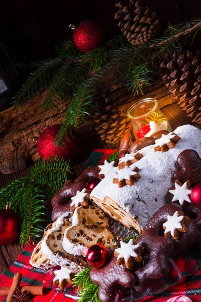 Вкусная Рождественская Одежда Марципаном Изюмом Рождественская Концепция — стоковое фото