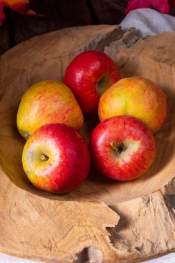 lezzetli Avrupa yengeç elma ile ahşap plaka 