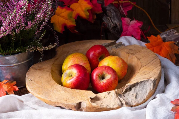 Ξύλινο Πιάτο Νόστιμο Ευρωπαϊκό Καβούρι Μήλα — Φωτογραφία Αρχείου