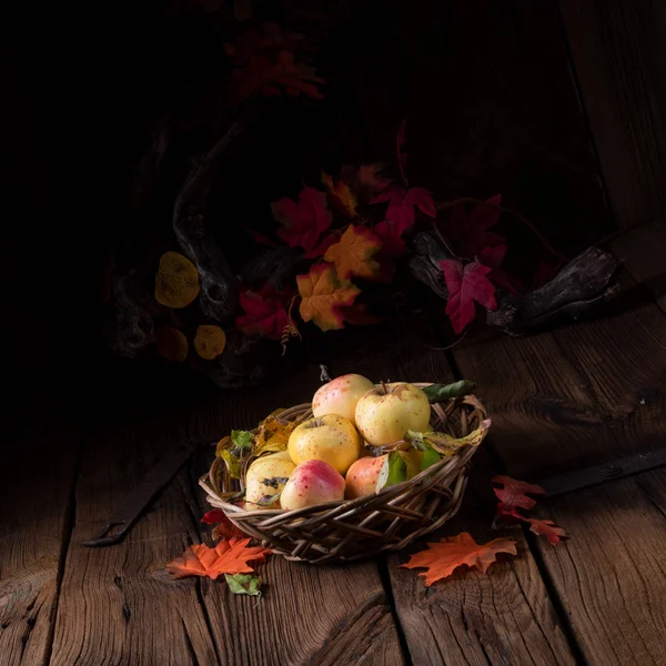 Pommes Bio Fraîches Savoureuses Dans Panier Osier — Photo