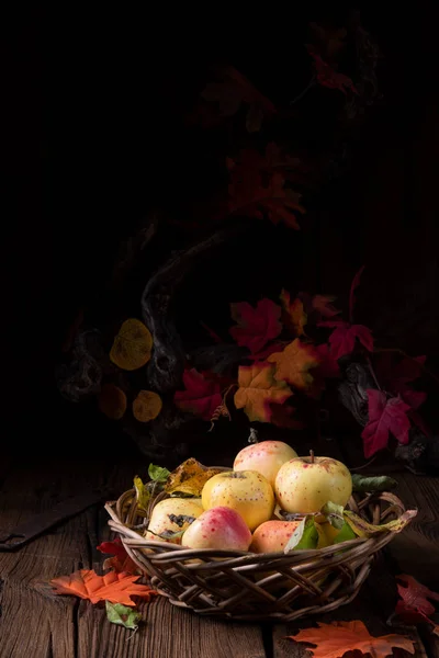 Fresh Tasty Organic Apples Wicker Basket — Stock Photo, Image
