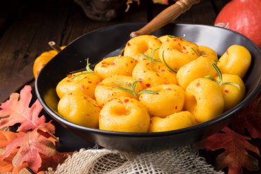 siyah plaka hokkaido kabak ile lezzetli sonbahar köfte ile püre