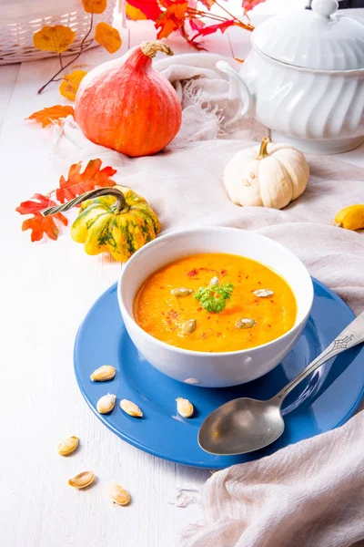 Zencefilli havuç ve beyaz kase içinde Hindistan cevizi sütü ile sağlıklı kabak çorbası