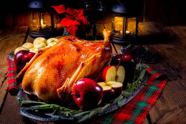 kırmızı elma ile şenlikli doldurulmuş kızartma kaz 