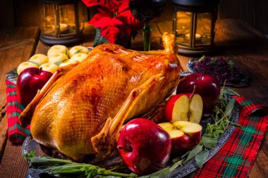 kırmızı elma ile şenlikli doldurulmuş kızartma kaz 