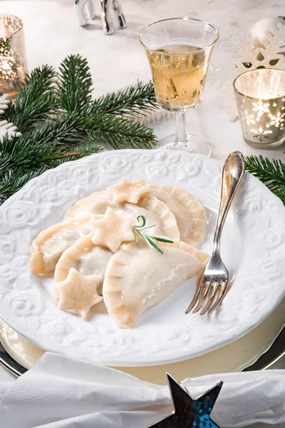 Polska Style Dumplings Fyllda Med Surkål Och Svamp Vit Platta — Stockfoto