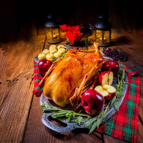 Festlich Gefüllter Gänsebraten Mit Roten Äpfeln — Stockfoto