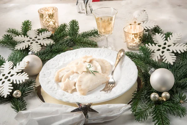 Polska Style Dumplings Fyllda Med Surkål Och Svamp Vit Platta — Stockfoto