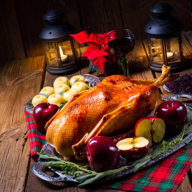 kırmızı elma ile şenlikli doldurulmuş kızartma kaz 