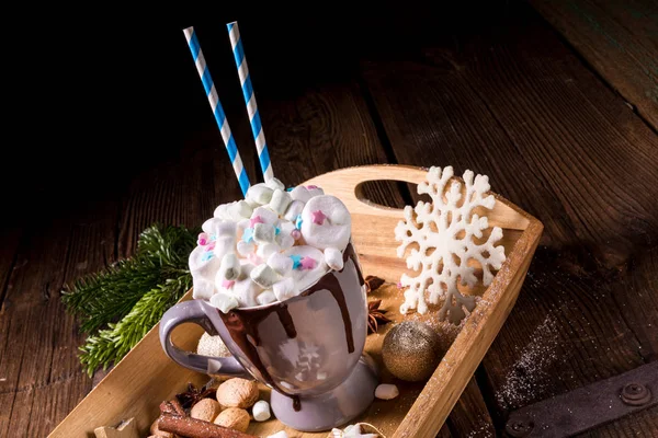 杯热巧克力与五颜六色的迷你棉花糖混合在木托盘上 — 图库照片