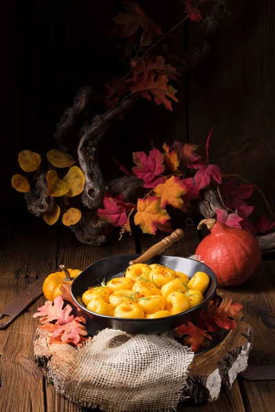 Plaque Noire Avec Délicieuses Boulettes Automnales Avec Purée Citrouille Hokkaido — Photo