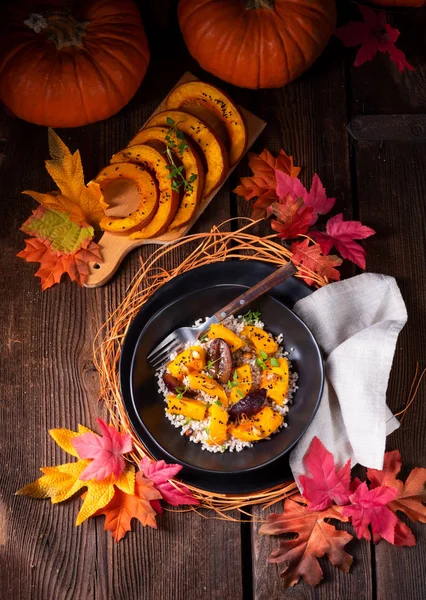 Deska Dýně Zapečená Vegetariánská Pohankovými Kroupami Švestek Tymiánem Podzim Listí — Stock fotografie