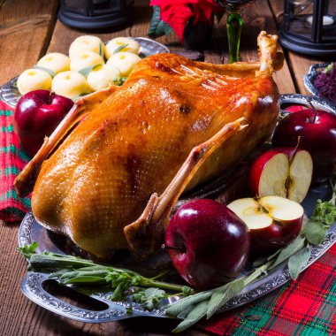 kırmızı elma ile şenlikli doldurulmuş kızartma kaz 