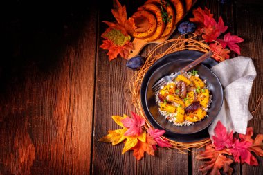 arka plan üzerinde plaka ile Gratine Vejetaryen Kabak ile arpa kabuğu çıkarılmış tane ve Erik kekik ve sonbahar yaprakları 