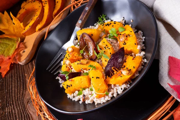 Prato Com Abóbora Vegetariana Gratinada Com Grumos Cevada Ameixas Com — Fotografia de Stock