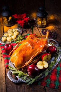 kırmızı elma ile şenlikli doldurulmuş kızartma kaz 