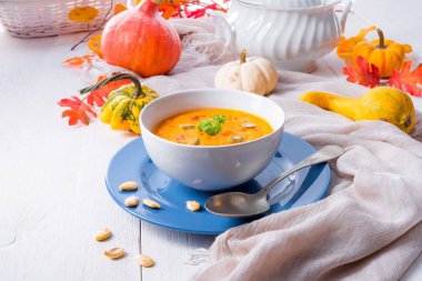 Zencefilli havuç ve beyaz kase içinde Hindistan cevizi sütü ile sağlıklı kabak çorbası