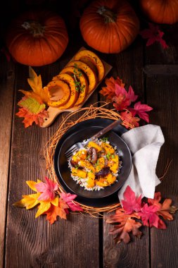 arka plan üzerinde plaka ile Gratine Vejetaryen Kabak ile arpa kabuğu çıkarılmış tane ve Erik kekik ve sonbahar yaprakları 