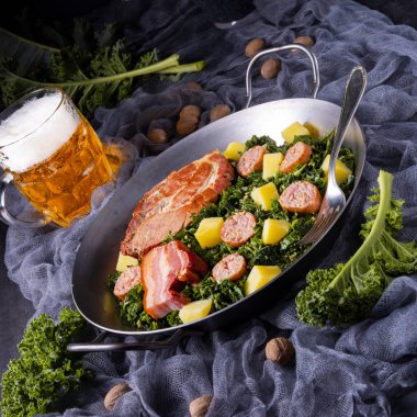 lezzetli kale Pan ile plaka ve pinkel kassler ve bira kupa ile