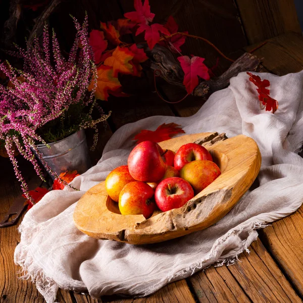 Деревянная Тарелка Вкусными Европейскими Крабовыми Яблоками — стоковое фото