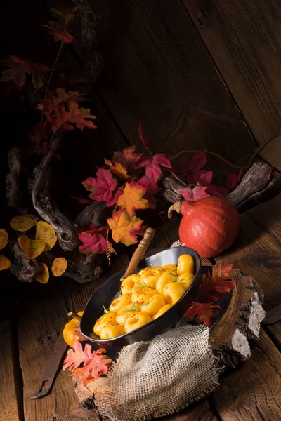 Plaque Noire Avec Délicieuses Boulettes Automnales Avec Purée Citrouille Hokkaido — Photo