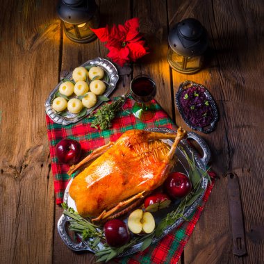 kırmızı elma ile şenlikli doldurulmuş kızartma kaz 