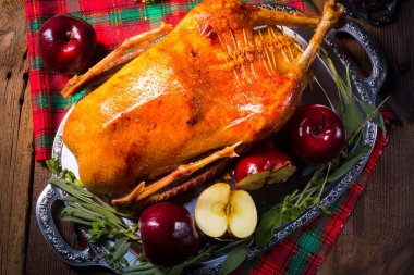 kırmızı elma ile şenlikli doldurulmuş kızartma kaz 