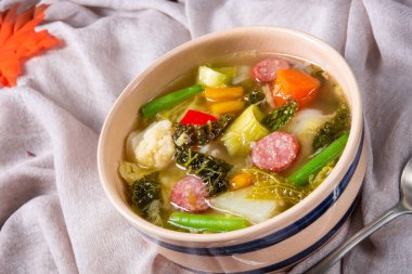 Sucuk ve pastırma kase lezzetli sonbahar sebze çorbası 