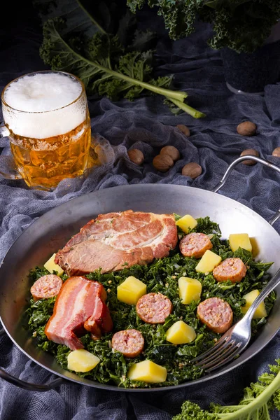 Leckere Grünkohlpfanne Mit Pinkel Und Kassler Nahaufnahme — Stockfoto