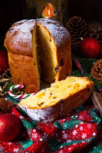 Delicioso Panettone Genuino Italiano Navidad Con Decoraciones Navideñas — Foto de Stock