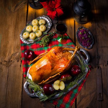 kırmızı elma ve köfte ile şenlikli doldurulmuş kızartma kaz 