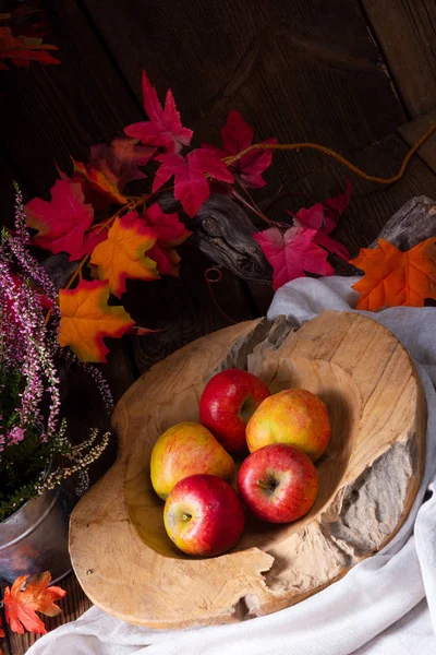 Holzteller Mit Leckeren Europäischen Krabbenäpfeln — Stockfoto