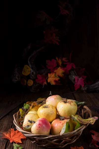 Fresh Tasty Organic Apples Wicker Basket — Stock Photo, Image