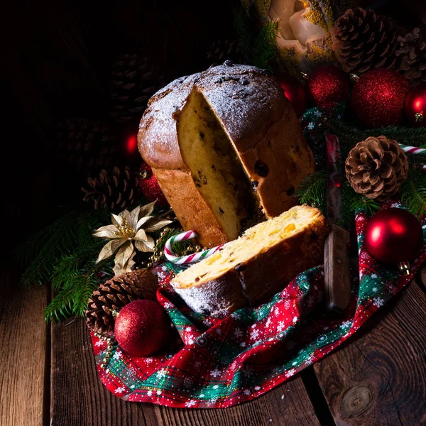 Köstliche Echte Italienische Weihnachtspanettone Mit Weihnachtsdekoration — Stockfoto