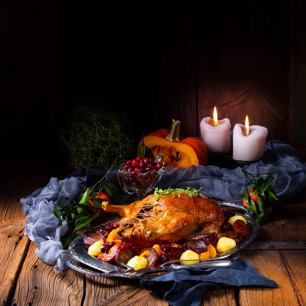 Savoureux Canard Chaud Rôti Avec Thym Des Pommes Sur Plateau — Photo