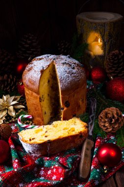 lezzetli hakiki İtalyan Noel panettone ile tatil dekorasyon