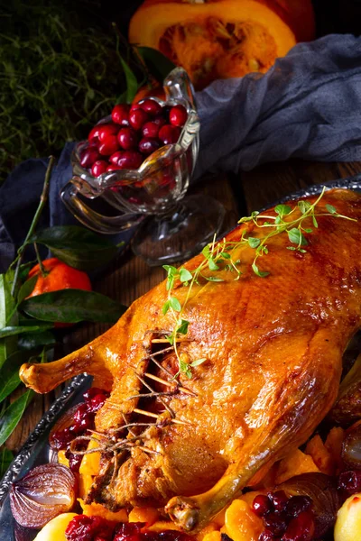 Savoureux Canard Chaud Rôti Avec Thym Des Pommes Sur Plateau — Photo