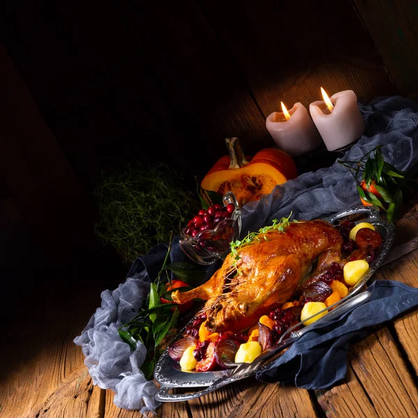 Lekkere Hete Eend Gebraden Met Tijm Appels Dienblad — Stockfoto