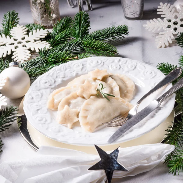 Knödel Nach Polnischer Art Gefüllt Mit Sauerkraut Und Pilzen — Stockfoto