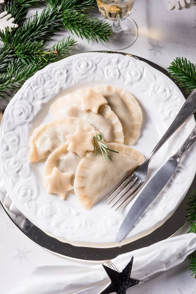 Polska Style Dumplings Fyllda Med Surkål Och Svamp — Stockfoto