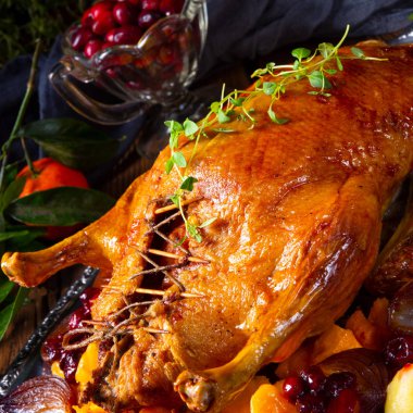 Kekik ve elma ile kavrulmuş lezzetli ördek