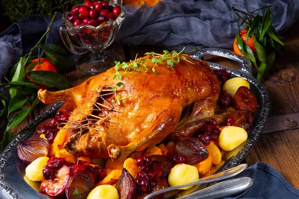 Smakelijke Eend Gebraden Met Tijm Appels — Stockfoto