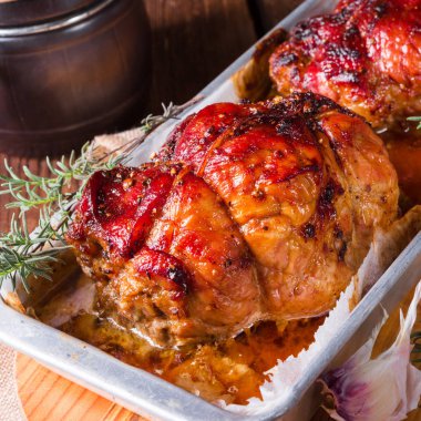 tamamen kurutulmuş erik ve pastırma ile lezzetli küçük çalışırken kızartmalar 