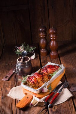 tamamen kurutulmuş erik ve pastırma ile lezzetli küçük çalışırken kızartmalar 