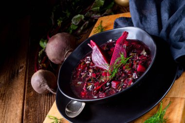 Rus usulü lezzetli kırmızı dua çorbası.