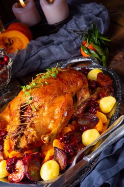 Kekik ve Apple ile kavrulmuş lezzetli ördek