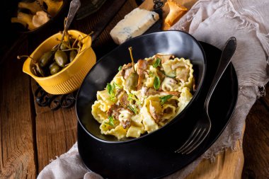 Krema soslu reginette eriştesi taze chanterelle ve kapari