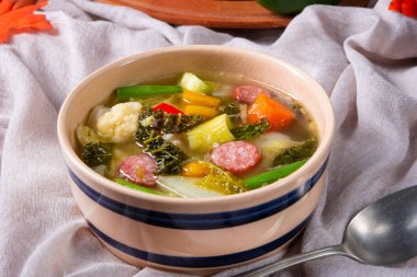 Sucuk ve pastırma ile lezzetli sonbahar sebze çorbası