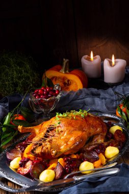 Kekik ve Apple ile kavrulmuş lezzetli ördek