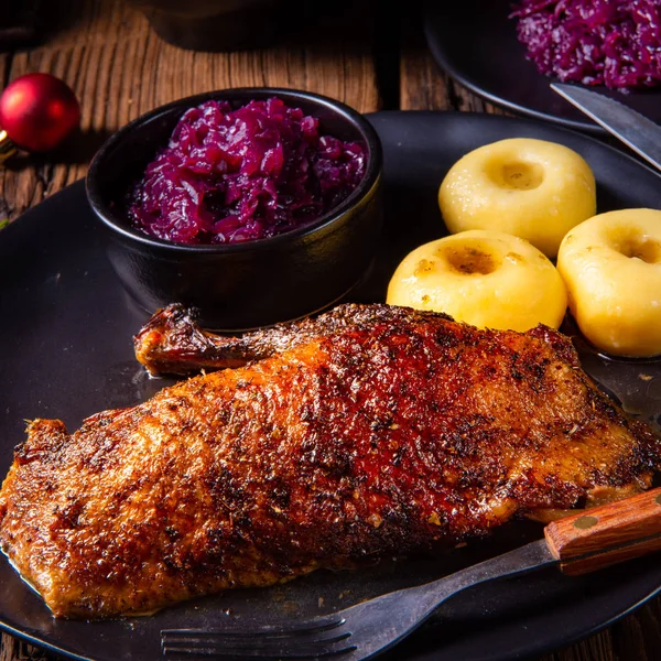 Klassische Und Knusprige Gebratene Ente Mit Kraut Und Knödel — Stockfoto